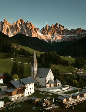 free photo of paesaggio montagne villaggio edifici