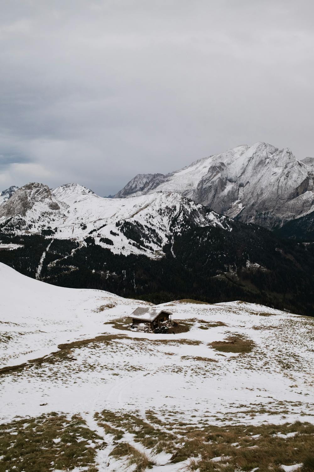 free photo of paesaggio montano innevato a canazei italia